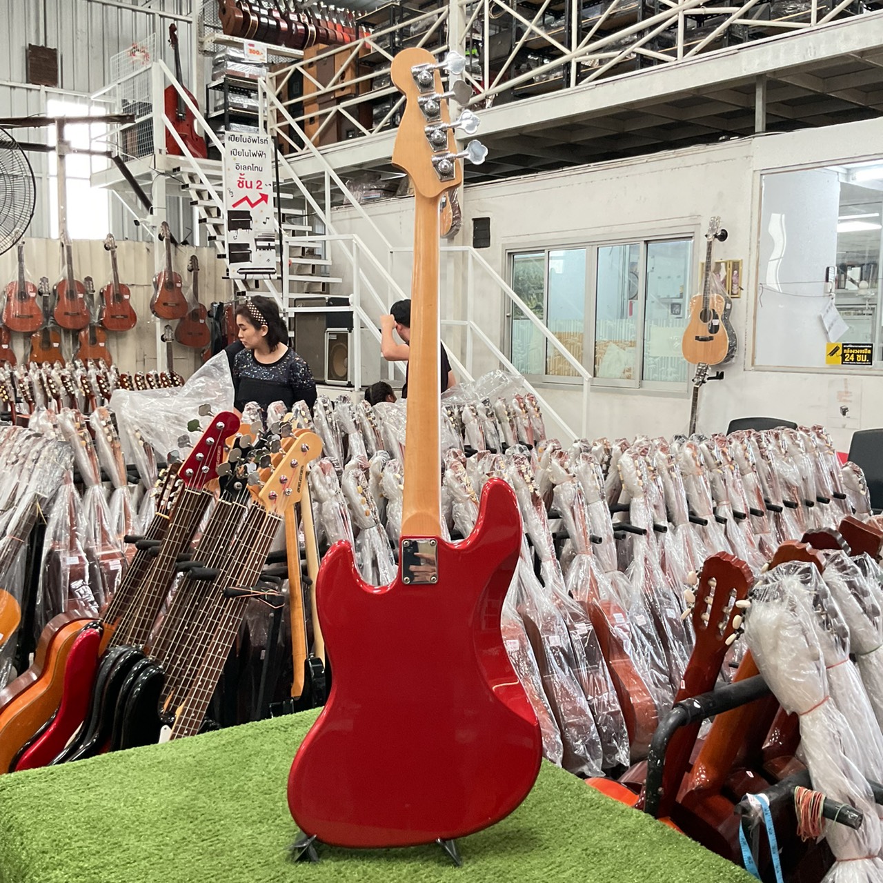 กีต้าร์เบส Legend