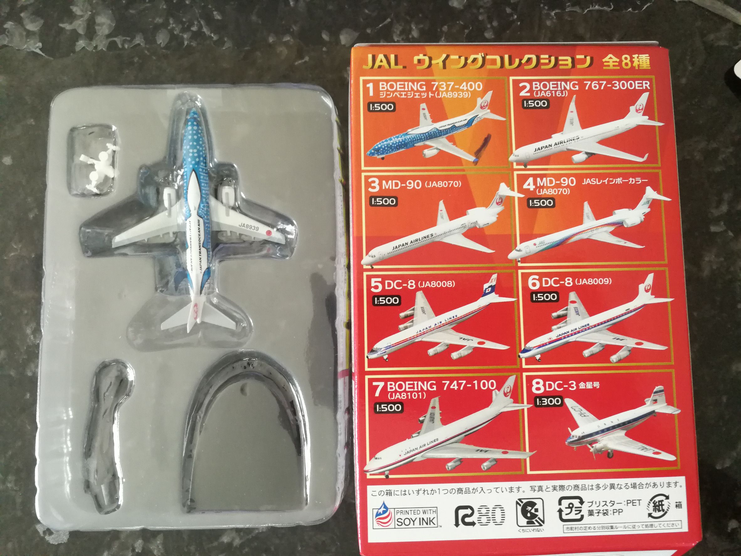 โมเดลเครื่องบินจำลอง F-toys ขนาด 1/500 ชุด JAL Wing Collection Vol. 5 #1 BOEING 737-400 Jinbee Jet (JA8939)