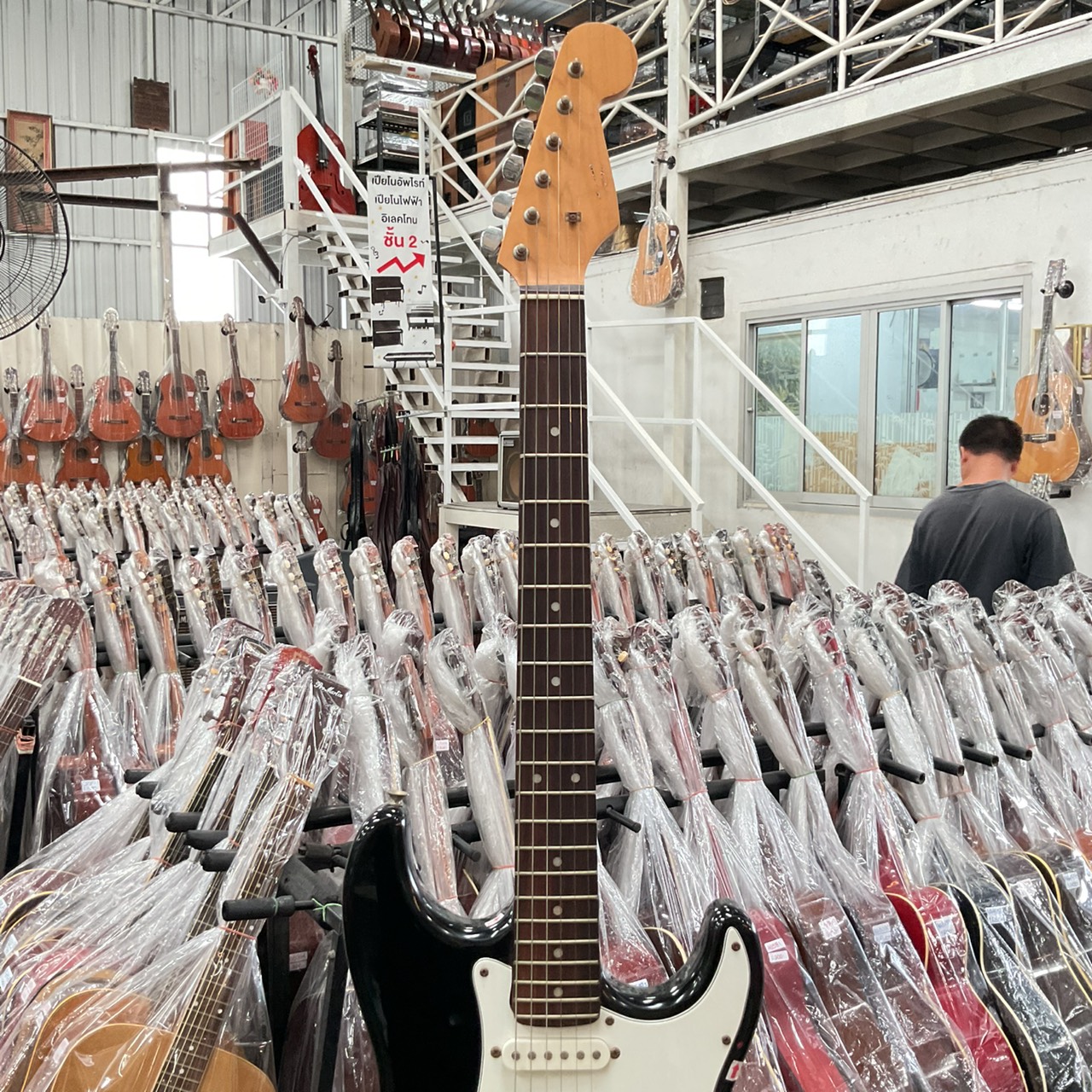 กีต้าร์ไฟฟ้า ยี่ห้อตามภาพ