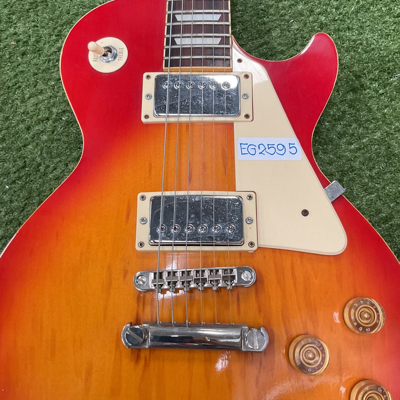 กีต้าร์ไฟฟ้า HOLLY