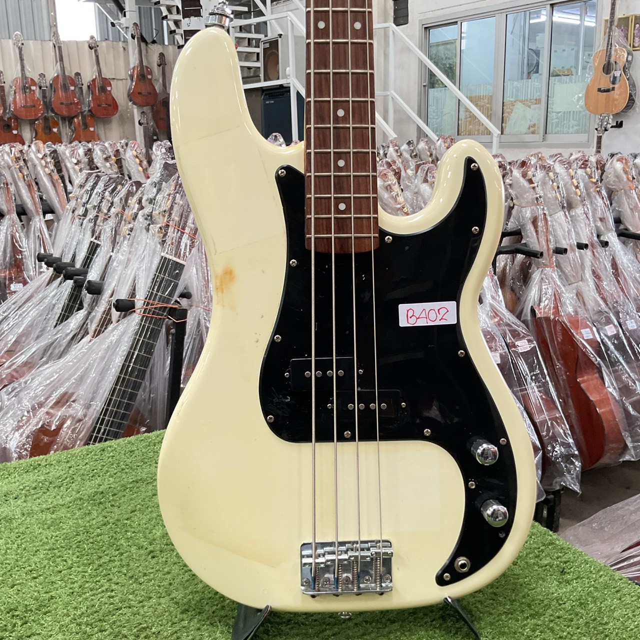 กีต้าร์เบส Legend