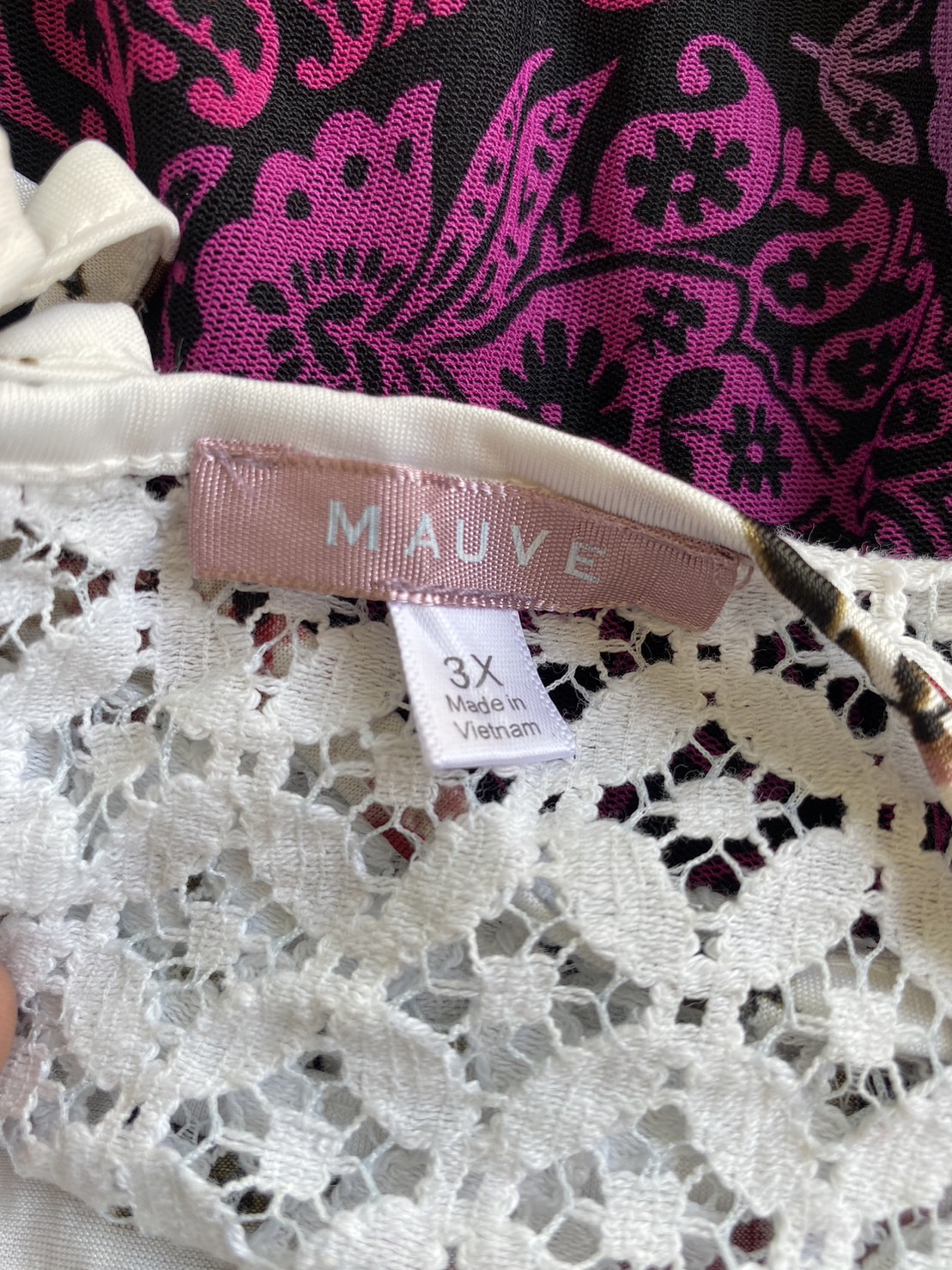 FF04534 เสื้อผ้ามือสอง สีขาวลายดอกไม้ แบรนด์ MAUVE อก free-50 นิ้ว
