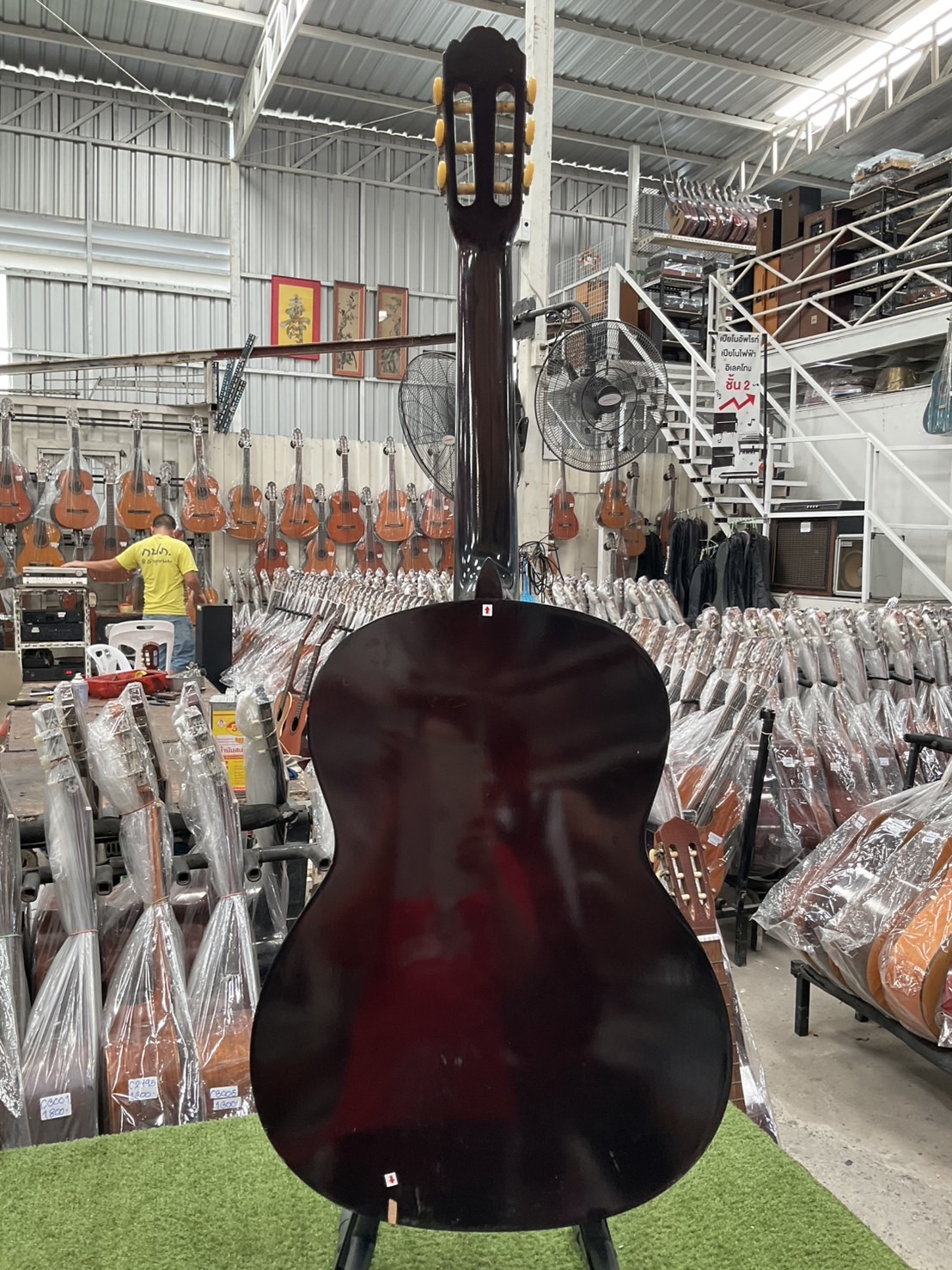 กีต้าร์คลาสสิค ยี่ห้อตามภาพ