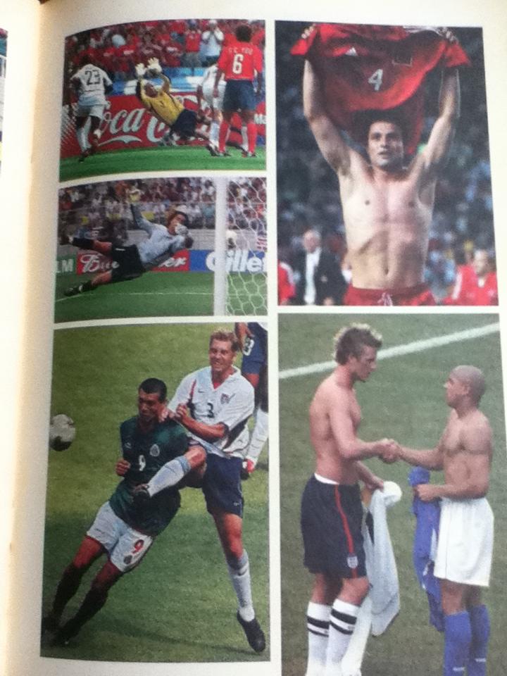 คู่มือฟุตบอลโลกอย่างเป็นทางการ ฉบับพรีวิว 2002 FIFA WORLD CUP KOREA JAPAN และ รวมภาพสีสันบอลโลก