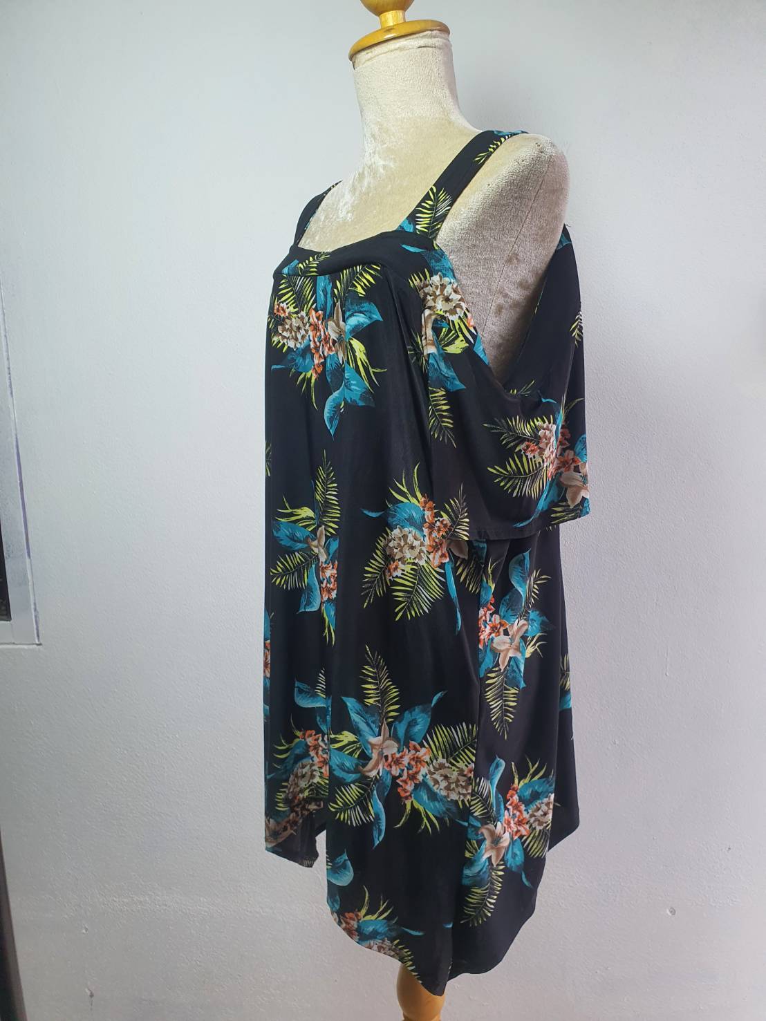 ขายแล้วจ้า FF03854 เสื้อผ้ามือสอง เปิดไหล่ สีดำลาย แบรนด์ LILY MORGAN อก 46-48 นิ้ว
