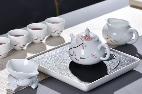 ชุดน้ำชาสำหรับพกพา บรรจุในกล่องกระทัดรัดอย่างดีป้องกันแตกเสียหาย มาพร้อมกาน้ำชา แก้ว4ใบ