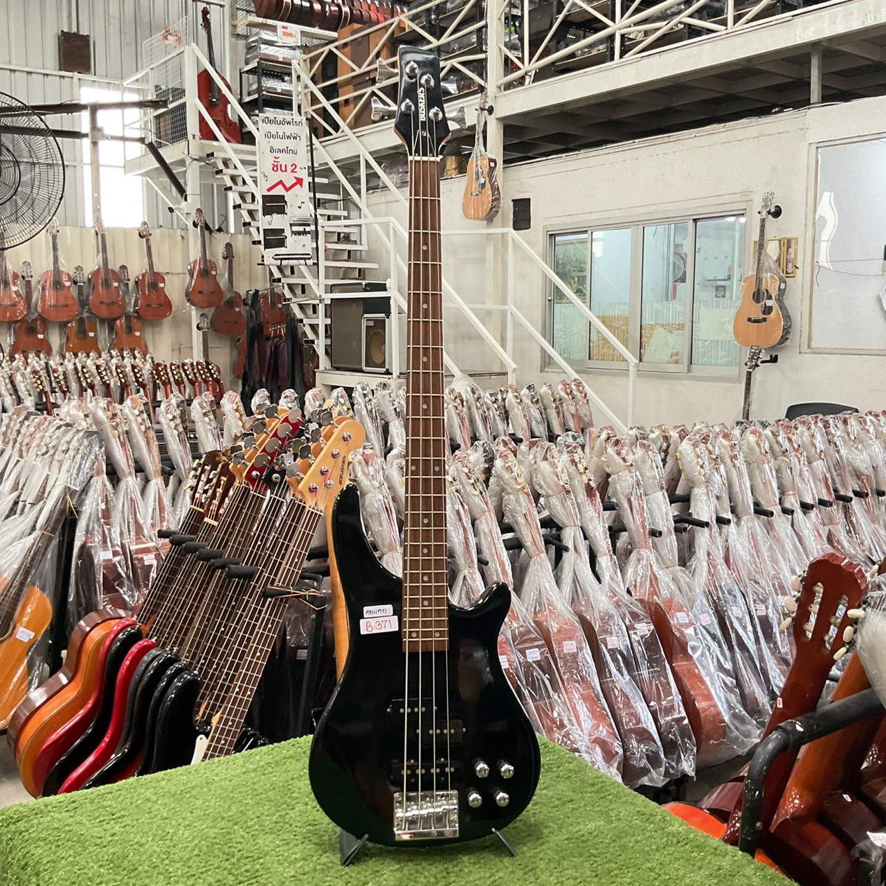 กีต้าร์เบส BUSKER'S