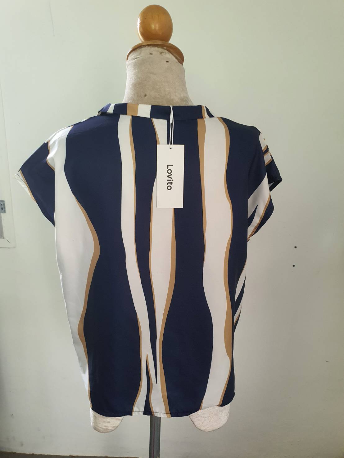 FF05633 เสื้อแฟชั่น ลายน้ำเงินขาว แบรนด์ Lovito