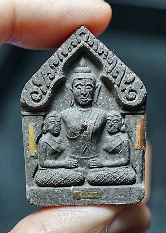 พระขุนแผนชมนาง (เนื้อว่านดำ) Phra Khunphaen Chom Nang (Black Color) SKU-01757