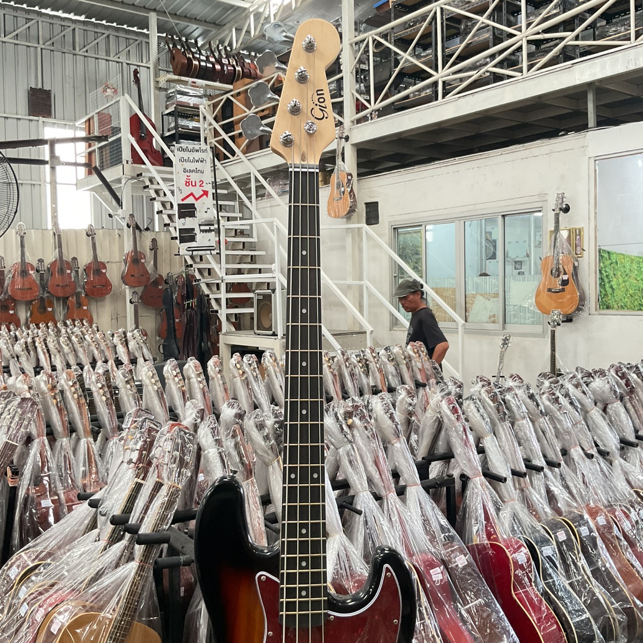 กีต้าร์เบส Gion