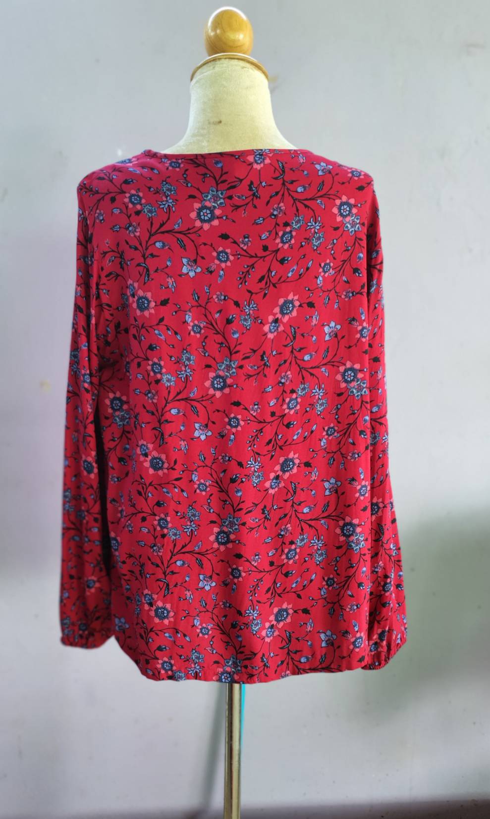 FF02573 เสื้อผ้ามือสอง สีแดงลายดอกไม้ แบรนด์ Blair อก free-45 นิ้ว