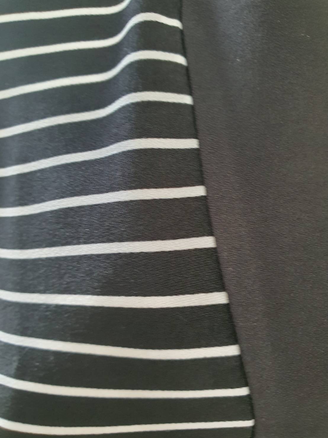 FF05638 เสื้อแฟชั่น มือสอง แขนกุด สีดำลายทาง Pee kA Nong อก 34 นิ้ว