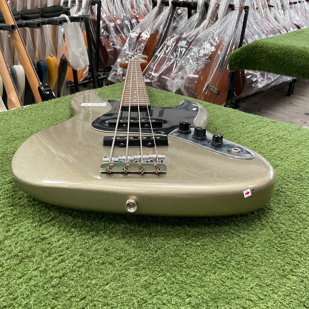 กีต้าร์เบส Legend