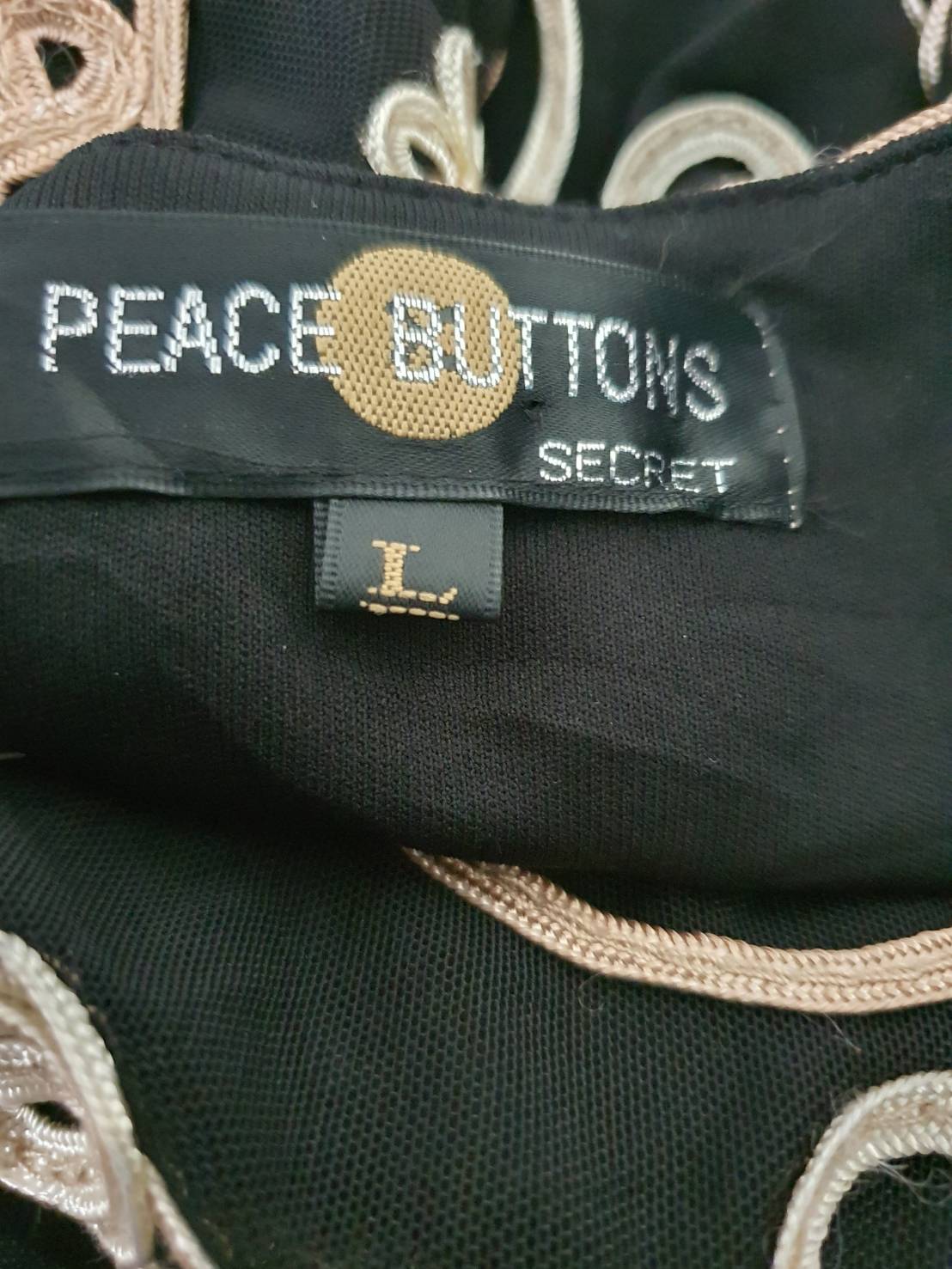 FF05356 เสื้อผ้ามือสอง สีดำ แบรนด์ PEACE BUTTONS อก 40-42 นิ้ว