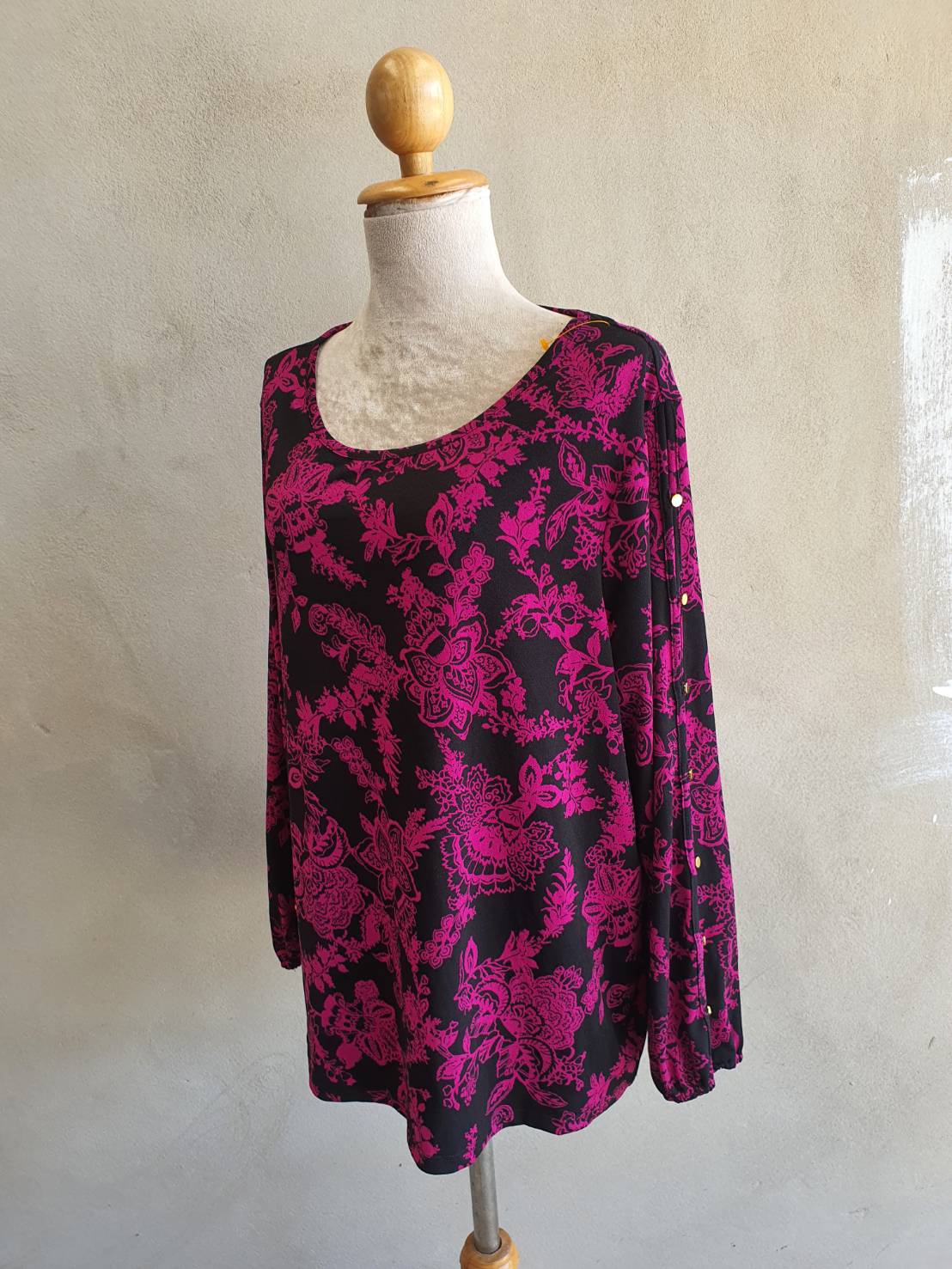 ขายแล้วจ้า FF04897 เสื้อผ้ามือสอง สีดำลายชมพูเข้ม แบรนด์ roz&ali อก 45-50 นิ้ว