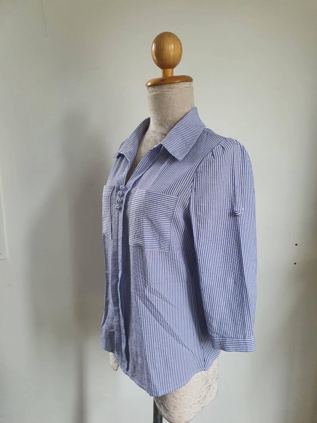 FF05448 เสื้อผ้ามือสอง สีฟ้าลายทางขาว อก 34 นิ้ว
