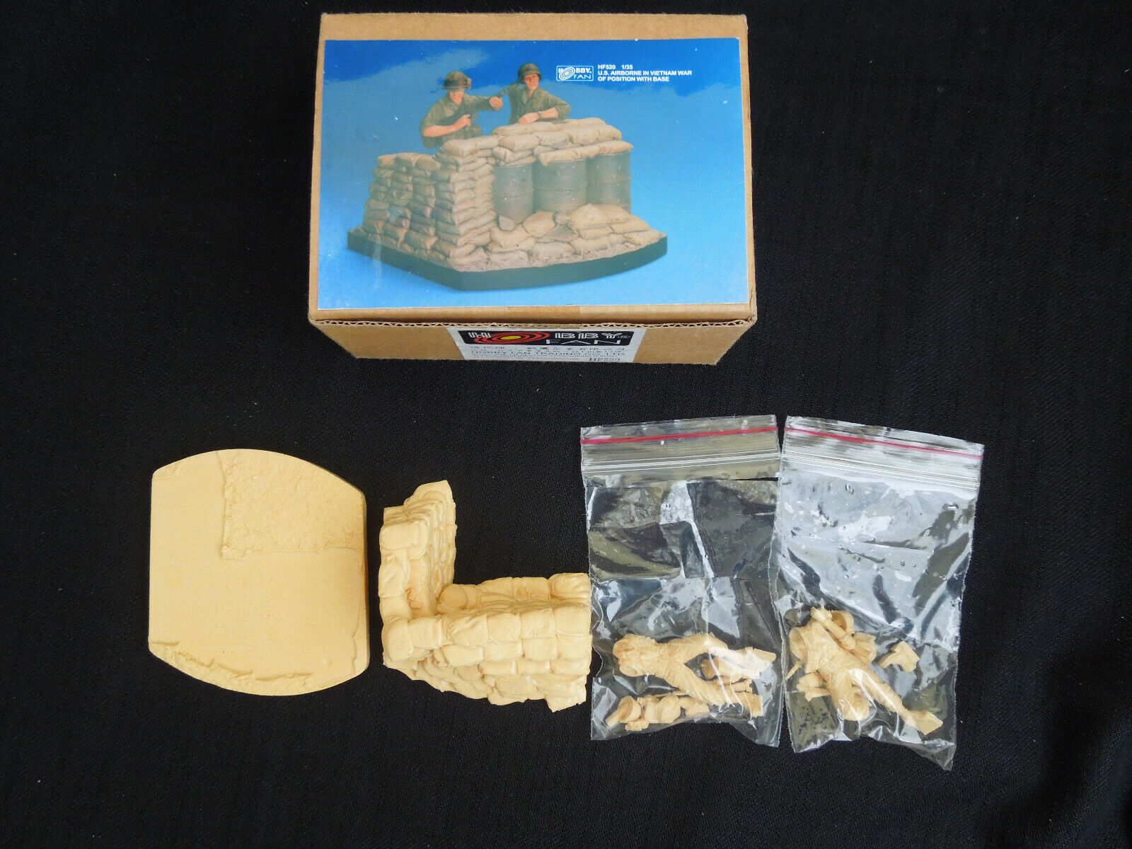 โมเดลฟิกเกอร์ทหารพร้อมฐาน AFV ขนาด 1/35 HF520 US.AIRBORNE IN VIETNAM WAR OFPOSITION