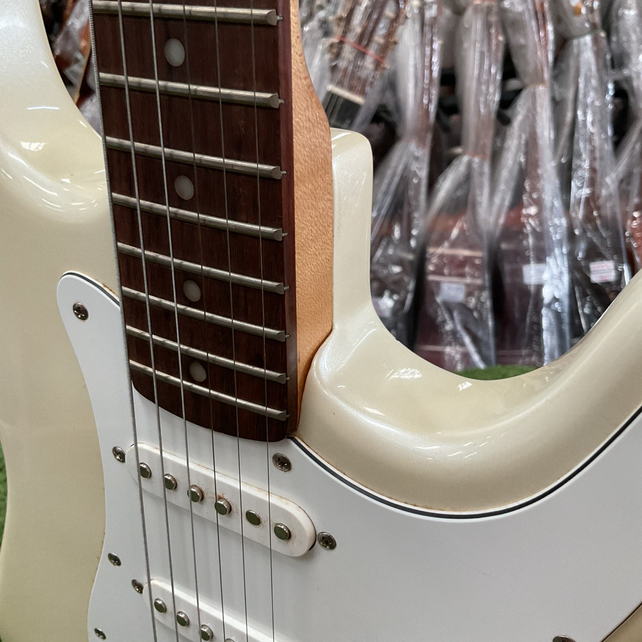 กีต้าร์ไฟฟ้า Mavis