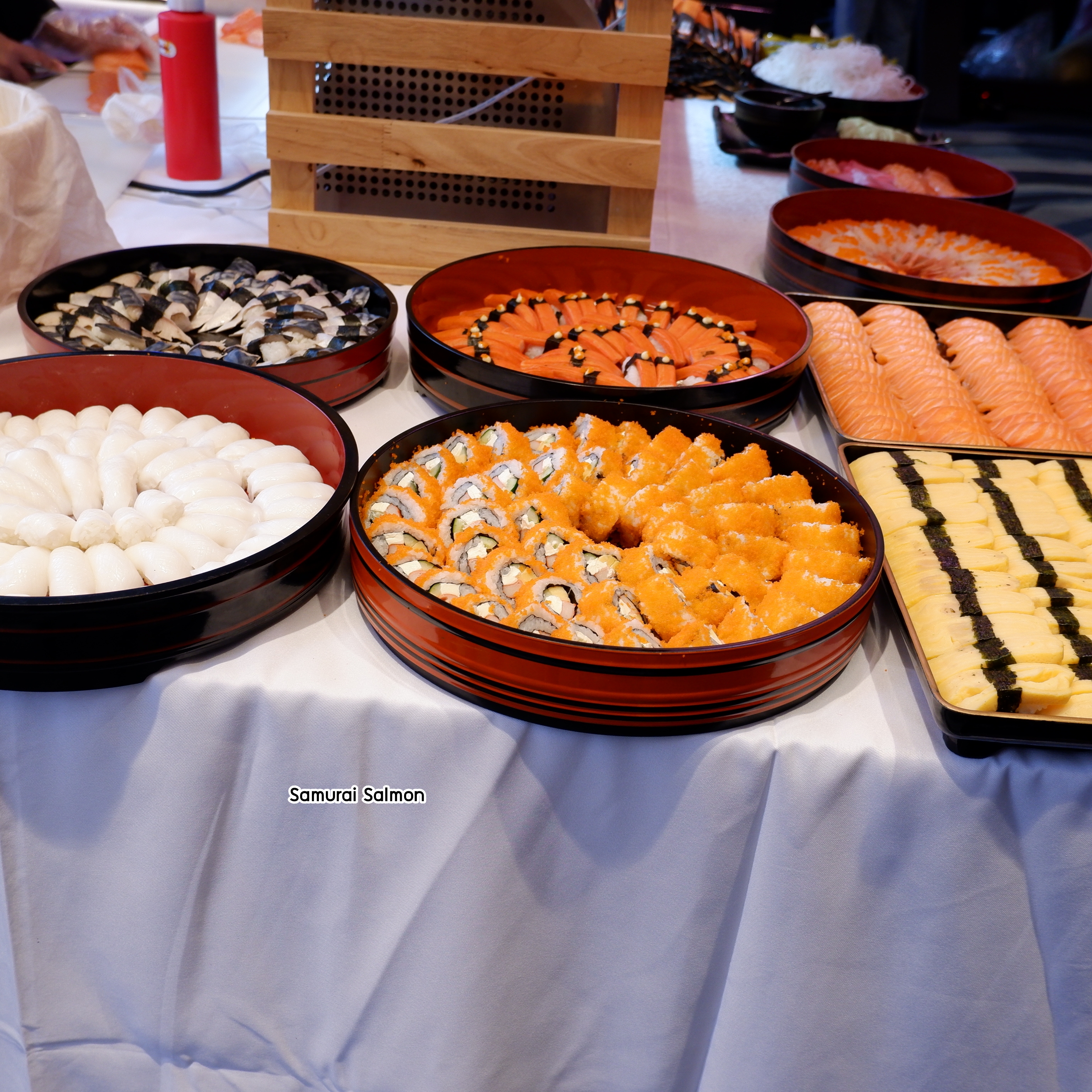 ออกซุ้มจัดเลี้ยงอาหารญี่ปุ่น ซาซิมิและซูชิ งานประชุม SERI WATHANA 2024