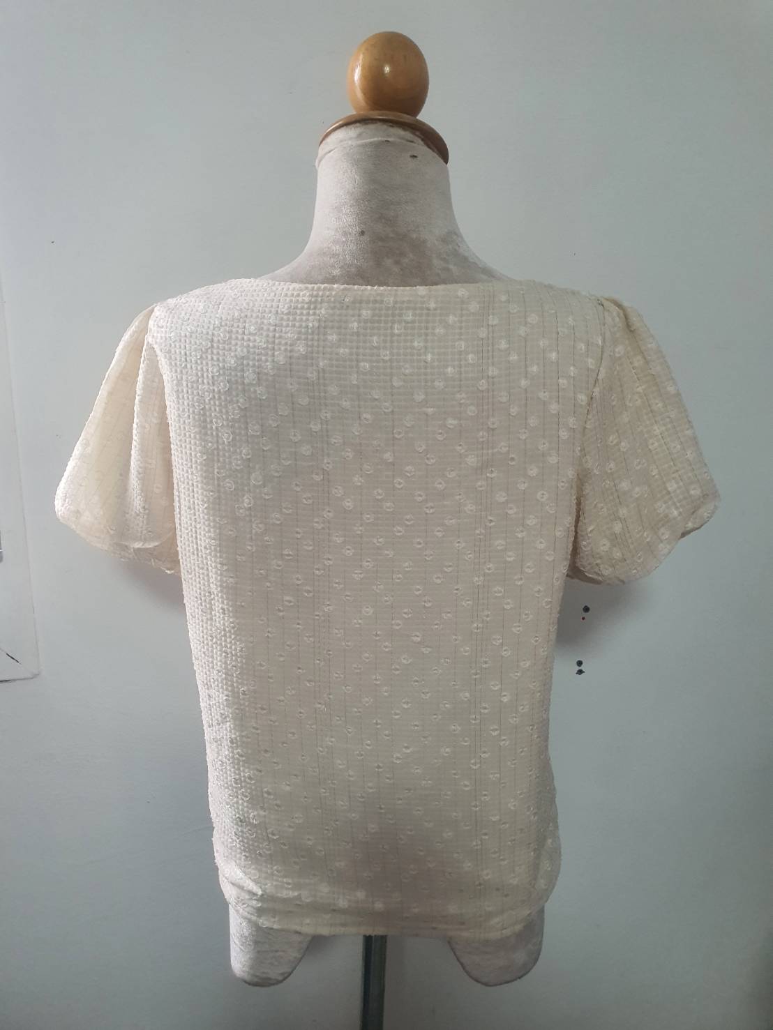 FF06415 เสื้อผ้ามือสอง ชีฟองสีครีม อก 38 นิ้ว