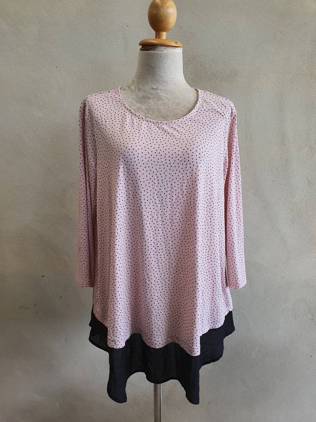FF05146 เสื้อผ้ามือสอง สีชมพูลายจุด แบรนด์ ADRIANNA PAPELL อก 44-48 นิ้ว