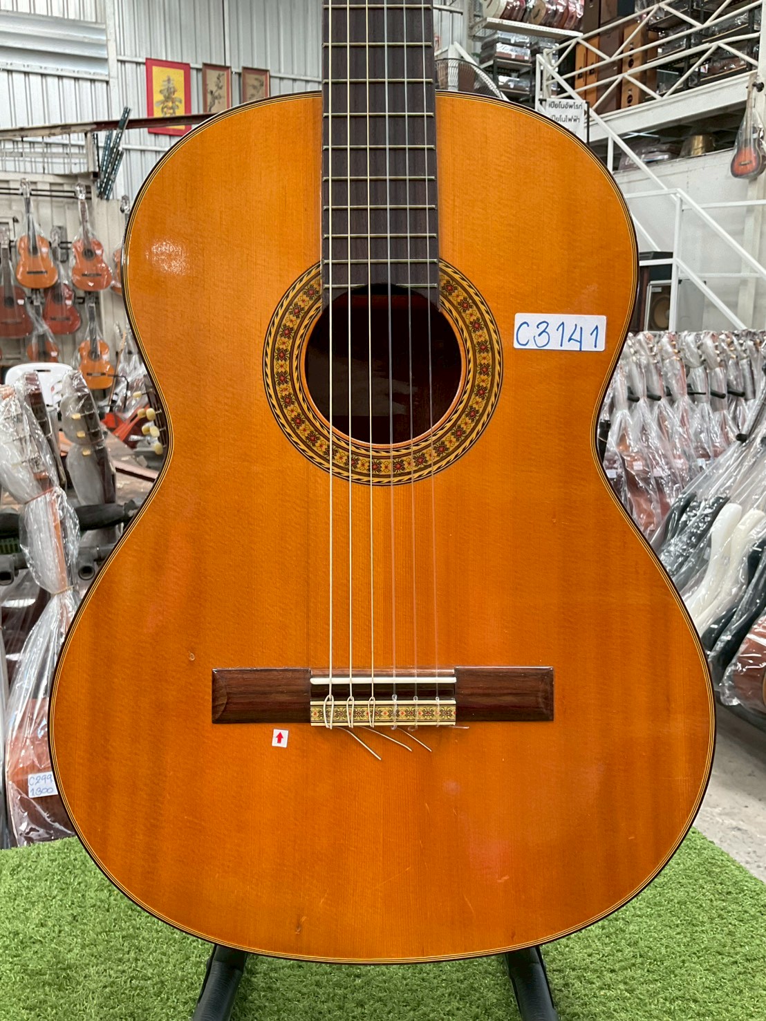 กีต้าร์คลาสสิค ยี่ห้อตามภาพ