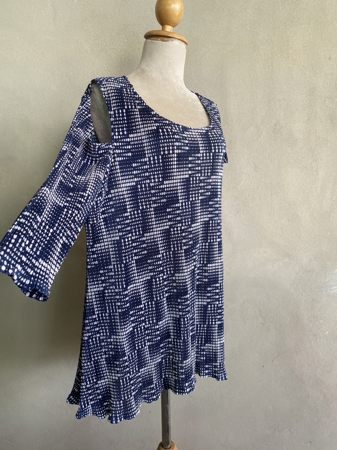 FF04545 เสื้อผ้ามือสอง โชว์ไหล่ สีน้ำเงินลายจุดขาว แบรนด์ ALFANI อก 42-55 นิ้ว