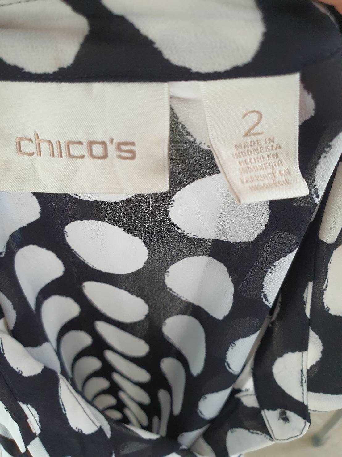 FF03878 เสื้อผ้ามือสอง สีดำลายจุดขาว แบรนด์ CHICO'S อก free