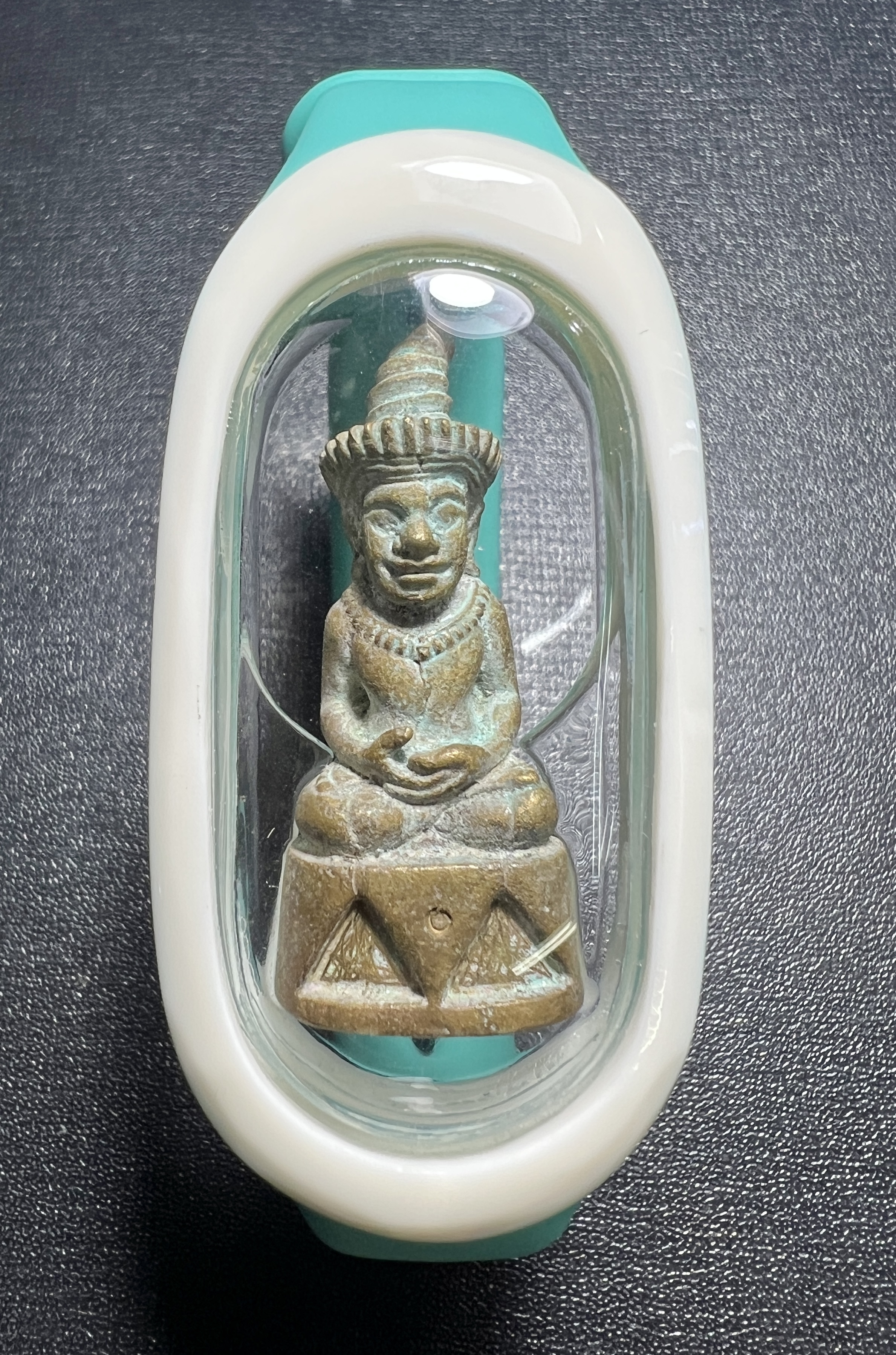 พระสีสะแลงแงง รุ่นแรก ทรงขอมพันปี (พร้อมสายรัดข้อมือ, สีเขียว) Phra Si Salaeng Ngaeng 1st batch-Ancient Khmer Dress (Wristband, Green Color) SKU-02738