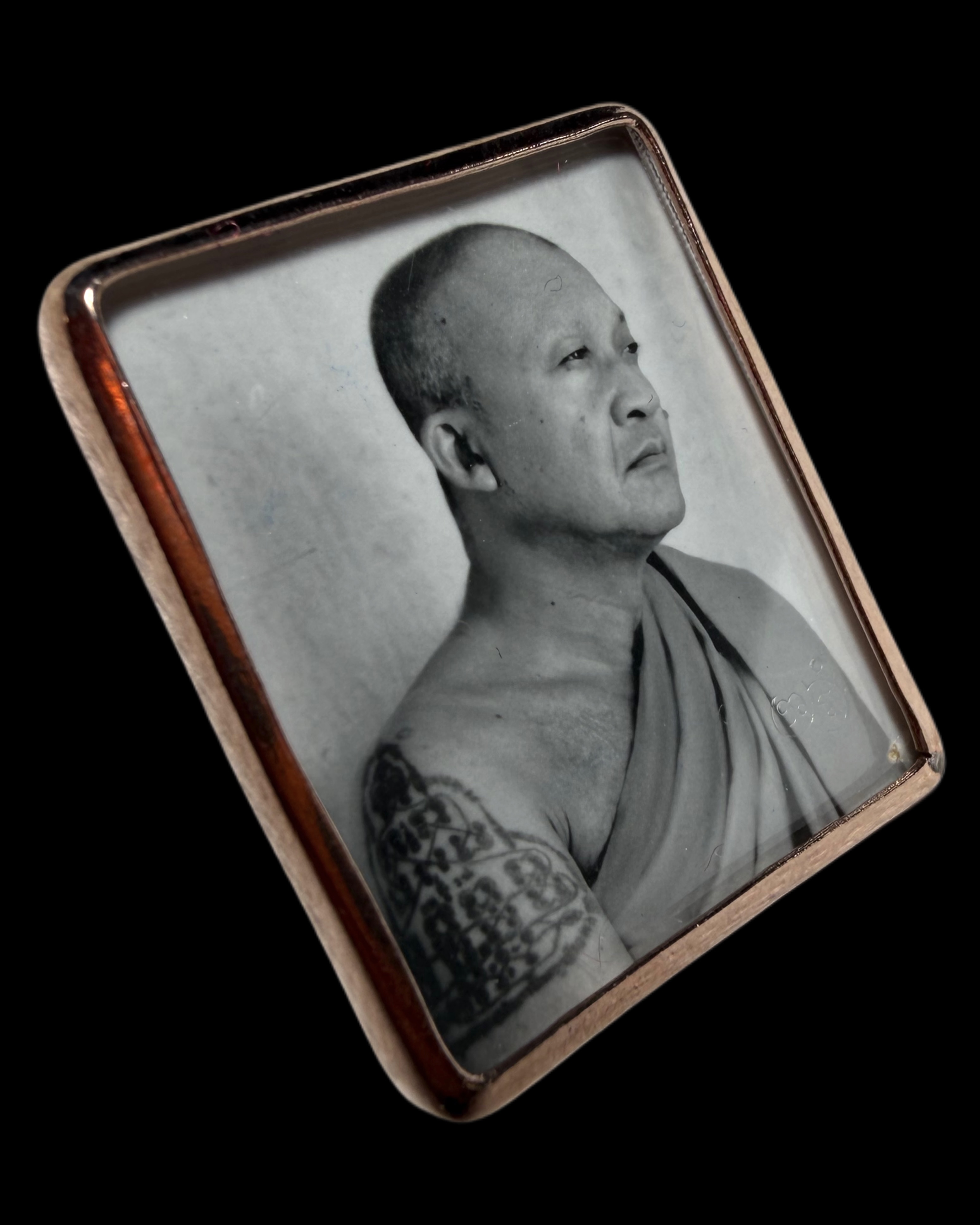 รูปถ่ายหลวงพ่อชำนาญฟิล์มกระจกโบราณ (รุ่น:กองบุญกฐิน2568,หลังเกศา) Luang Por Chamnan’s Wet-Plate Collodion Portrait. (series:kathina merit fund 2568,with Luang Por Chamnan’s hairs) SKU-04065