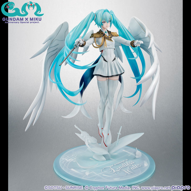 Lucrea Mobile Suit Gundam 45th Anniversary x Hatsune Miku Hatsune Miku x Wing Gundam Zero EW Complete Figure(Pre-order)