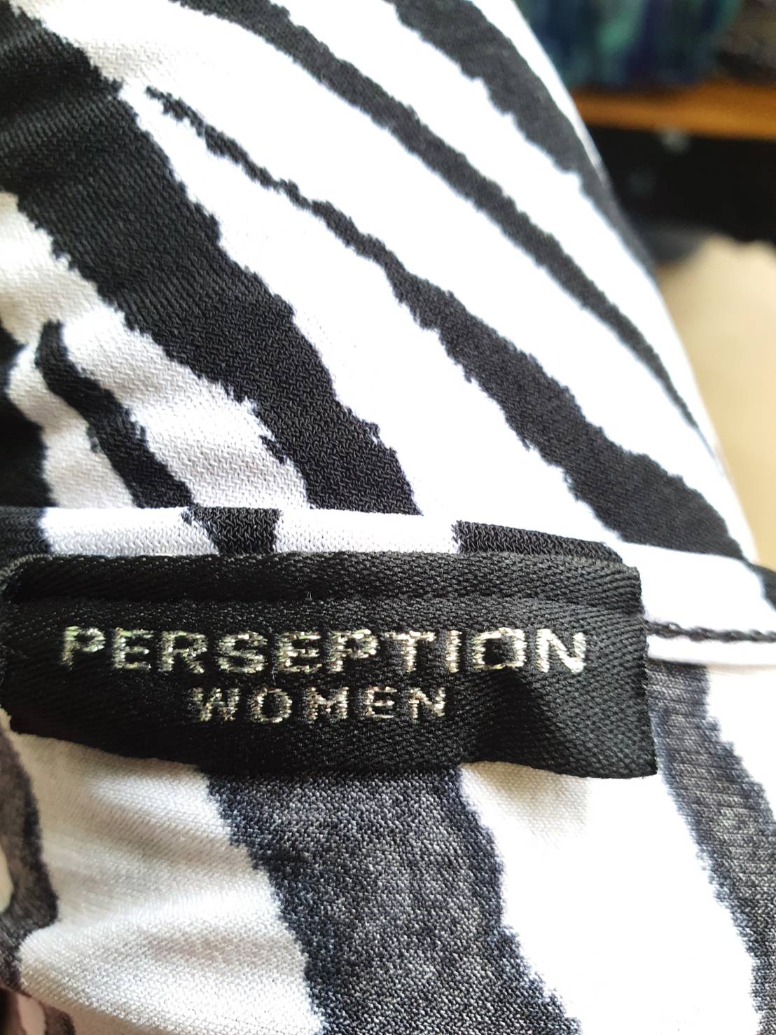 FF04936 เสื้อผ้ามือสอง สีดำลาย แบรนด์ PERSEPTION อก 44-52 นิ้ว