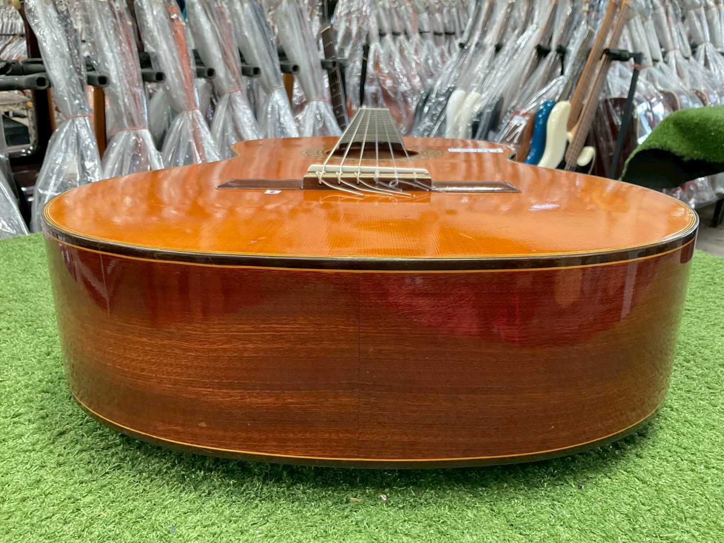 กีต้าร์คลาสสิค ยี่ห้อตามภาพ