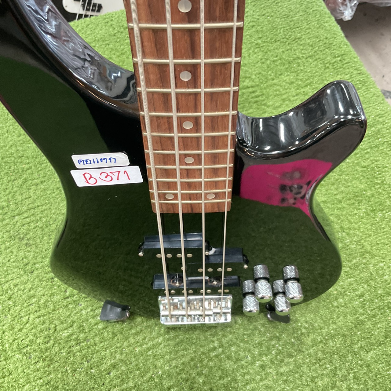 กีต้าร์เบส BUSKER'S