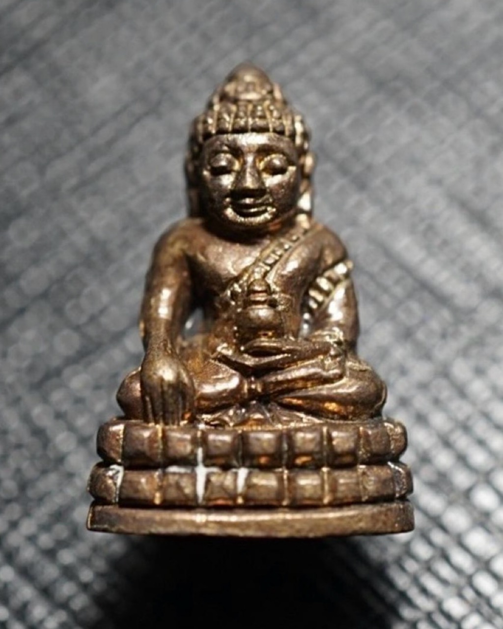 พระชัยวัฒน์ พุทโธ (เนื้อสัมฤทธิ์รมดำ) Phra Chaiwat Puttho (Bronze Material, Black Plated). SKU-03266