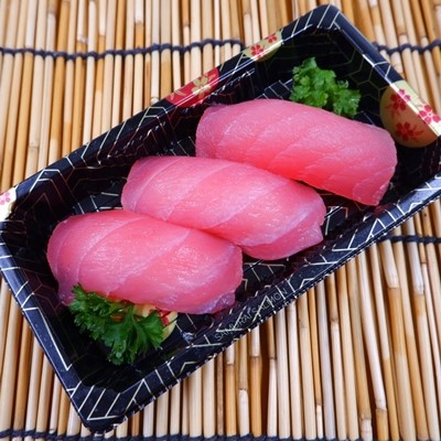 ซูชิปลาทูน่า - Tuna Sushi (3 pcs.)