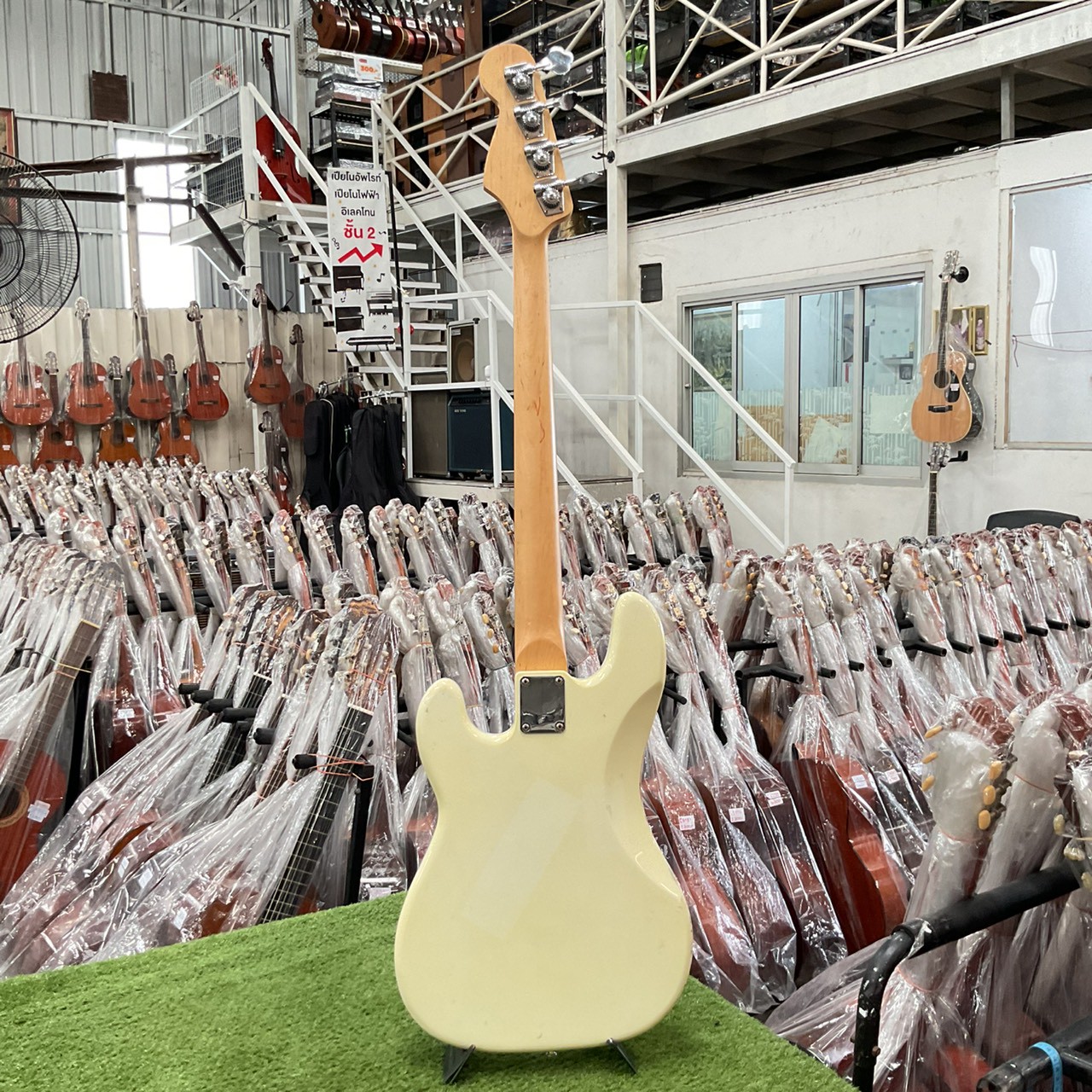 กีต้าร์เบส Legend