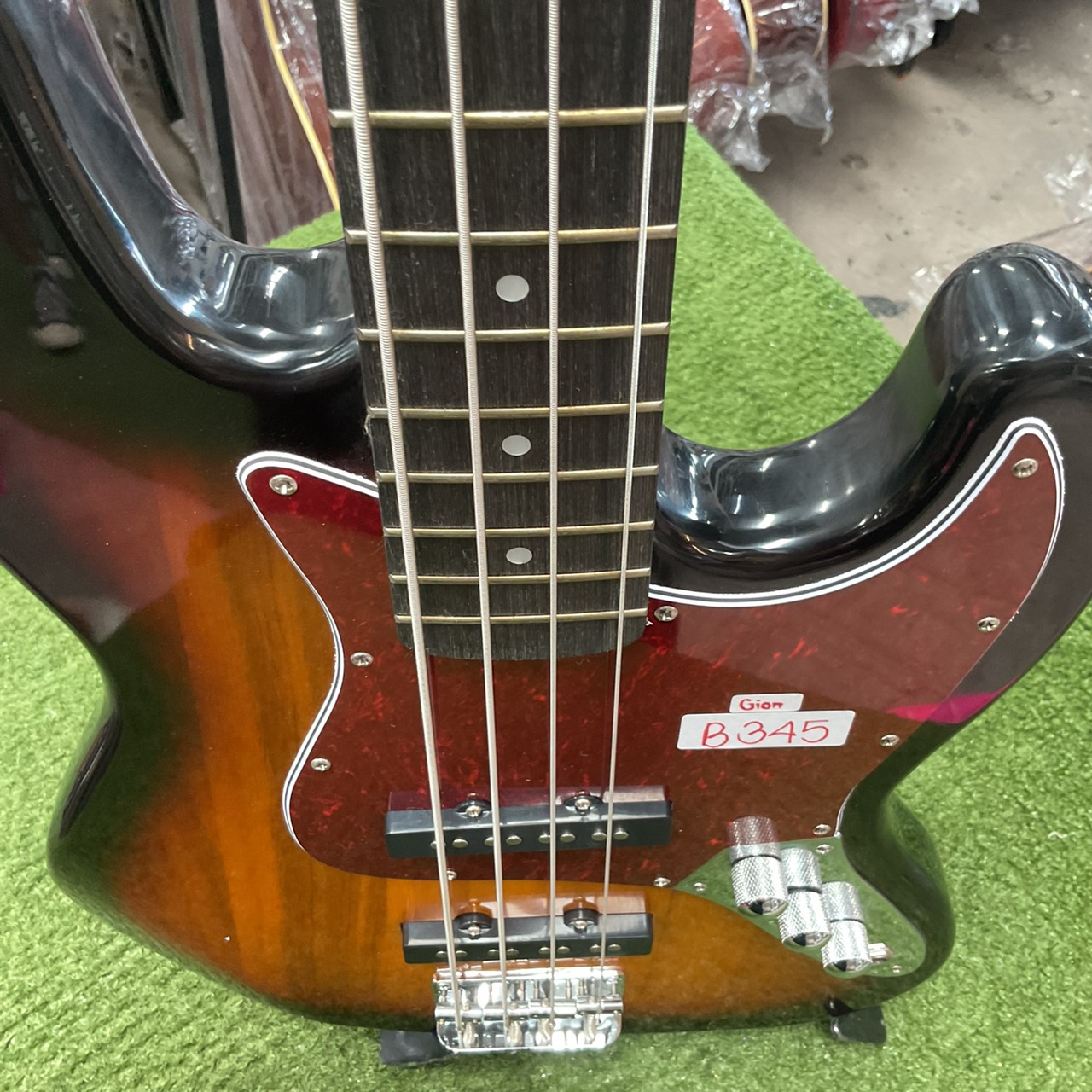 กีต้าร์เบส Gion