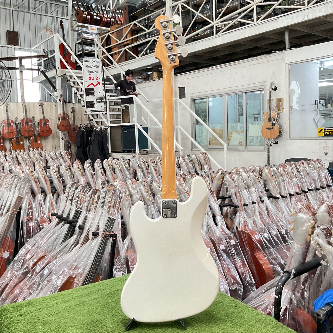 กีต้าร์เบส Century : J