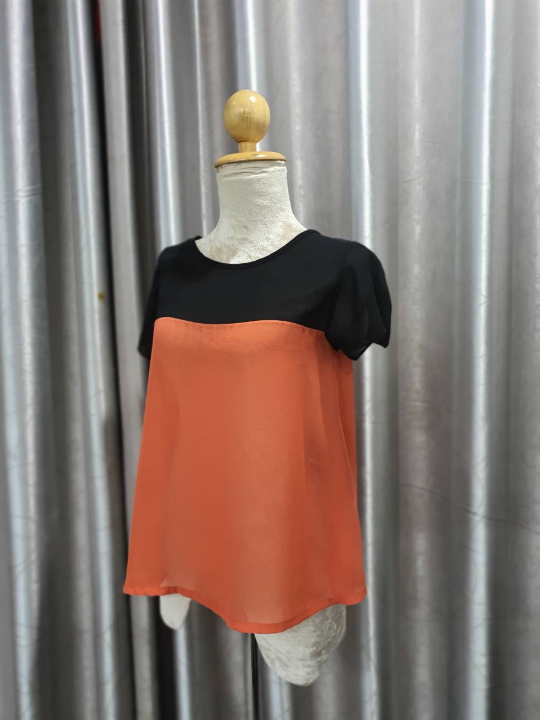 FF02414 เสื้อผ้ามือสอง ช่ีฟอง สีดำส้ม อก 34 นิ้ว