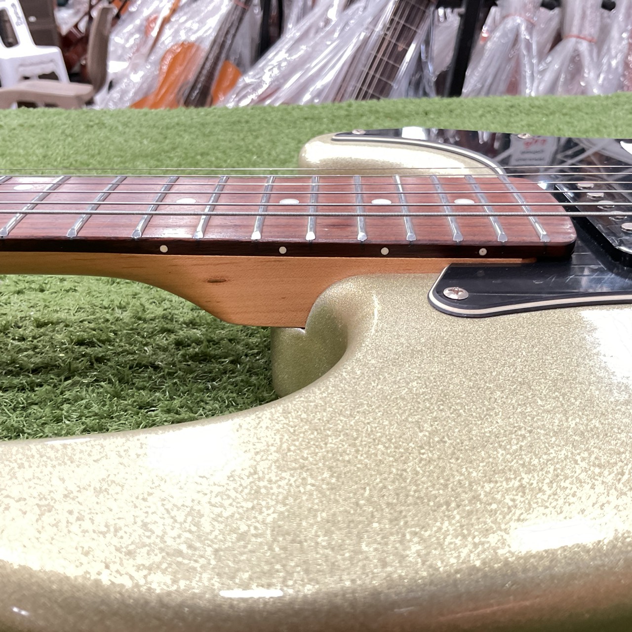 กีต้าร์ไฟฟ้า Mavis