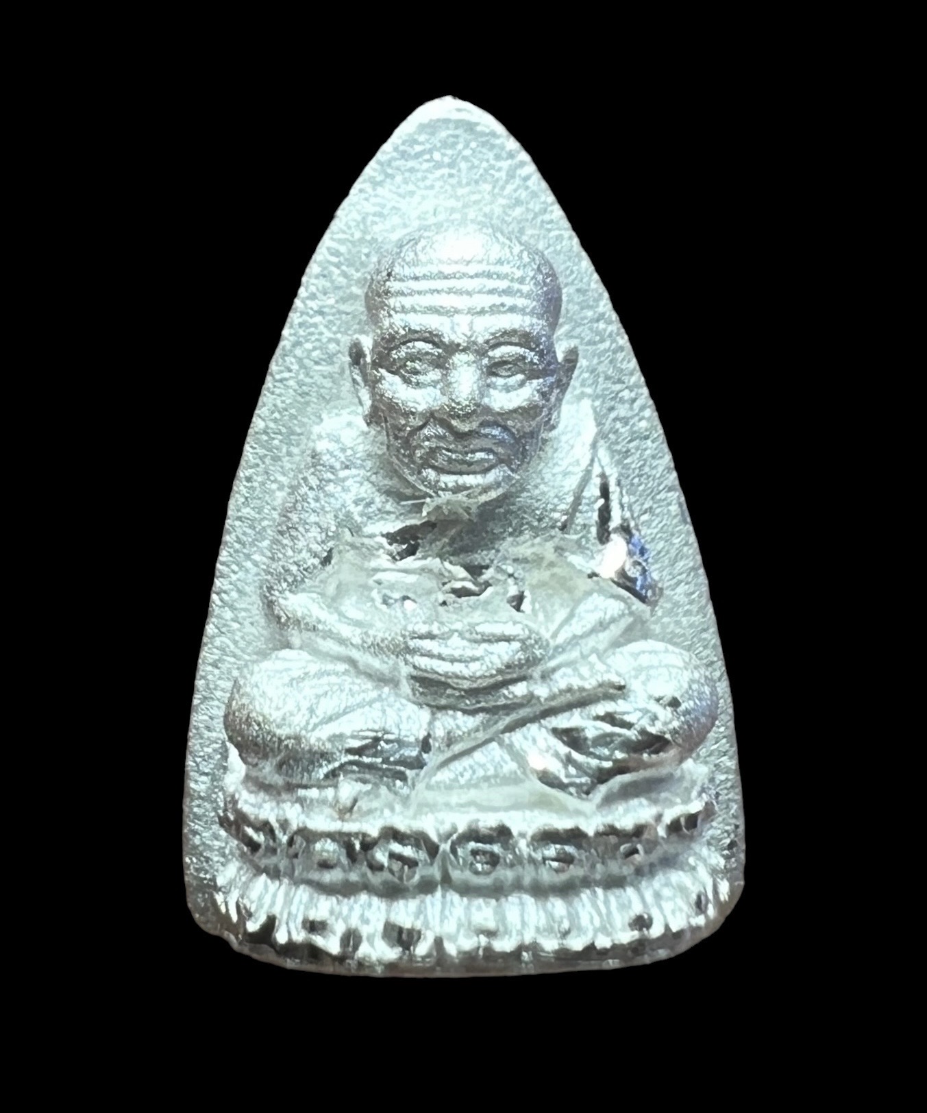 หลวงพ่อทวด พิมพ์เตารีด 104 ปี (พิมพ์เล็ก:.เนื้อเงินขัดเงา) Luang Pu Thuat 104 Year (Model: Iron-shaped, Small size, Silver material). SKU-02363