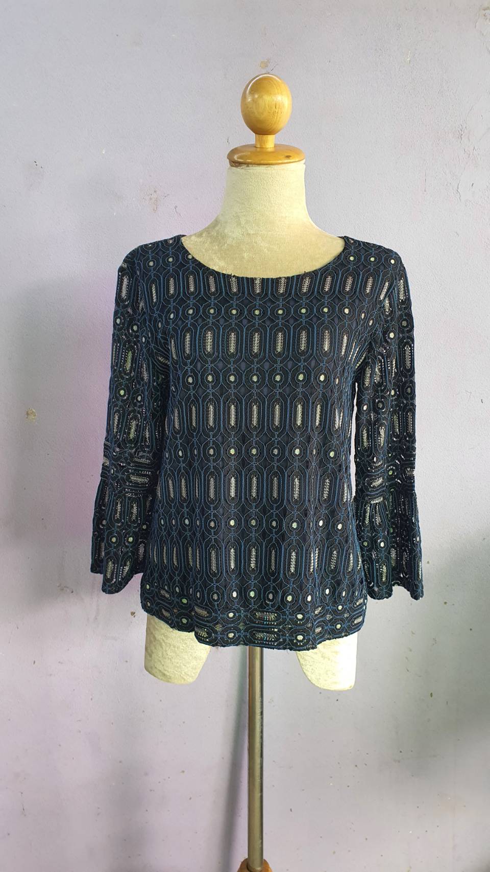 FF02568 เสื้อแฟชั่น ฉลุลาย สีดำ แบรนด์ ANN TAYLOR LOFT อก 36-37 นิ้ว