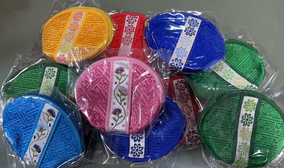 กระเป๋าเกาหลี กระเป๋าพื้นบ้านเกาหลีแถบสีหัตถกรรม กระเป๋าเกาหลีใส่เหรียญ 한국 민속 컬러 스트립 수공예 동전 지갑 클러치 가방, 보관 가방 동전 가방 관광 기념품