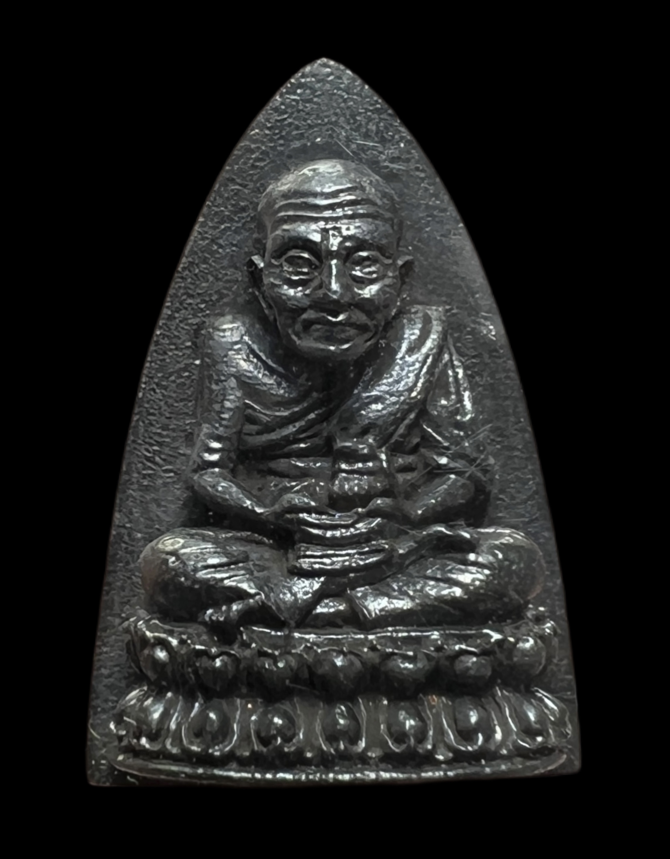 หลวงพ่อทวด พิมพ์เตารีด 104 ปี (พิมพ์ใหญ่, เนื้อนวะแก่เงิน) Luang Pu Thuat 104 Year (Iron design, Big size, Bronze) SKU-02361
