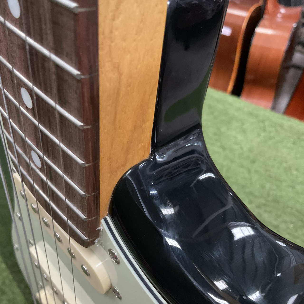 กีต้าร์ไฟฟ้า Bloom