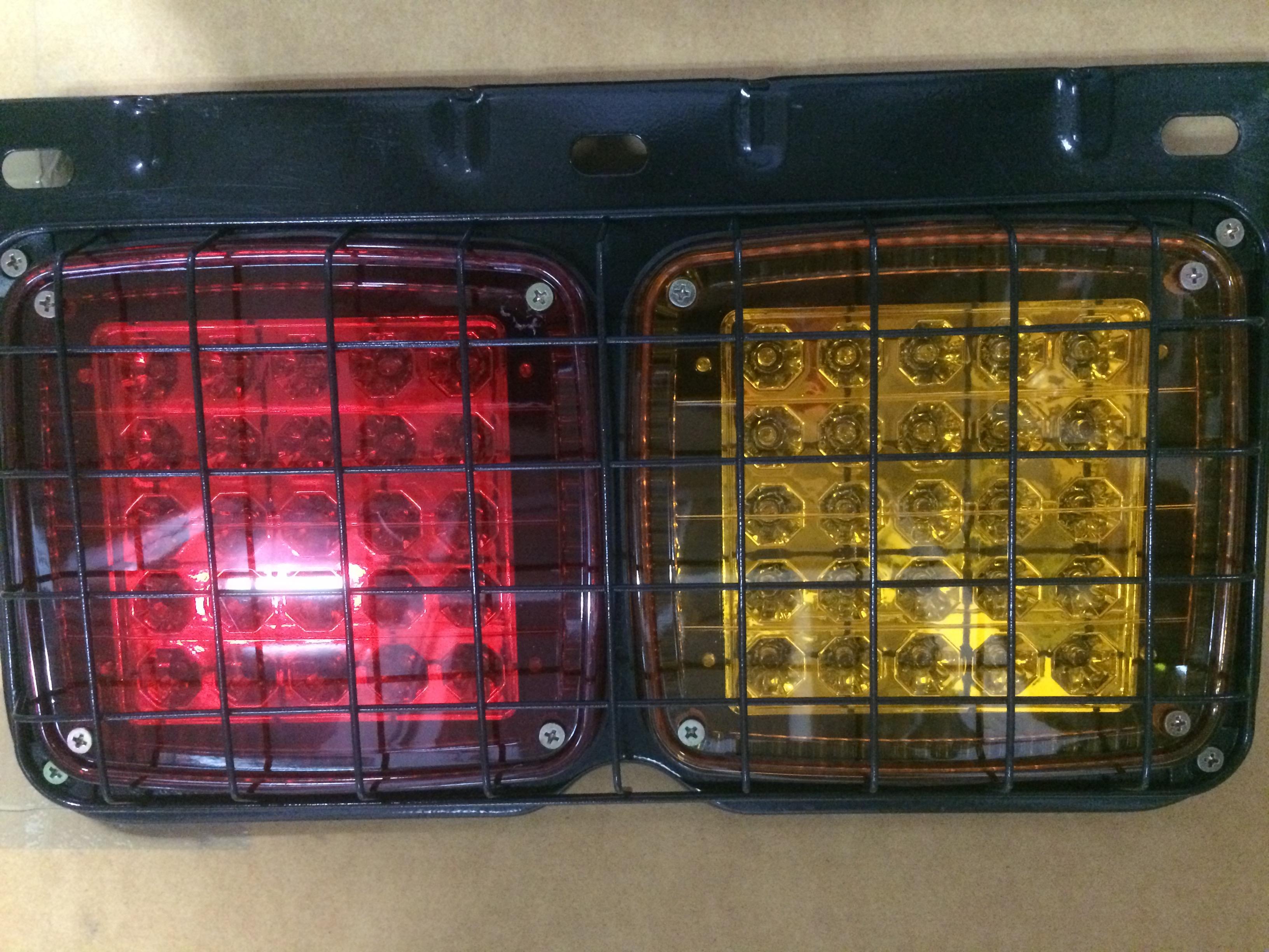 ไฟท้าย JCM LED แป้นเหล็ก มีตะแกรง มีเฉพาะ 24V L,R