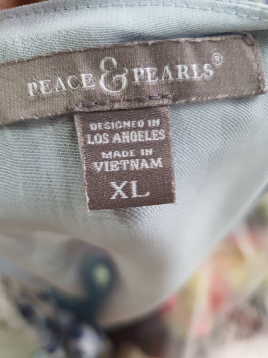 FF05619 เสือผ้าแฟชั่น มือสอง สีฟ้าลาย peace & pearls อก 42 นิ้ว
