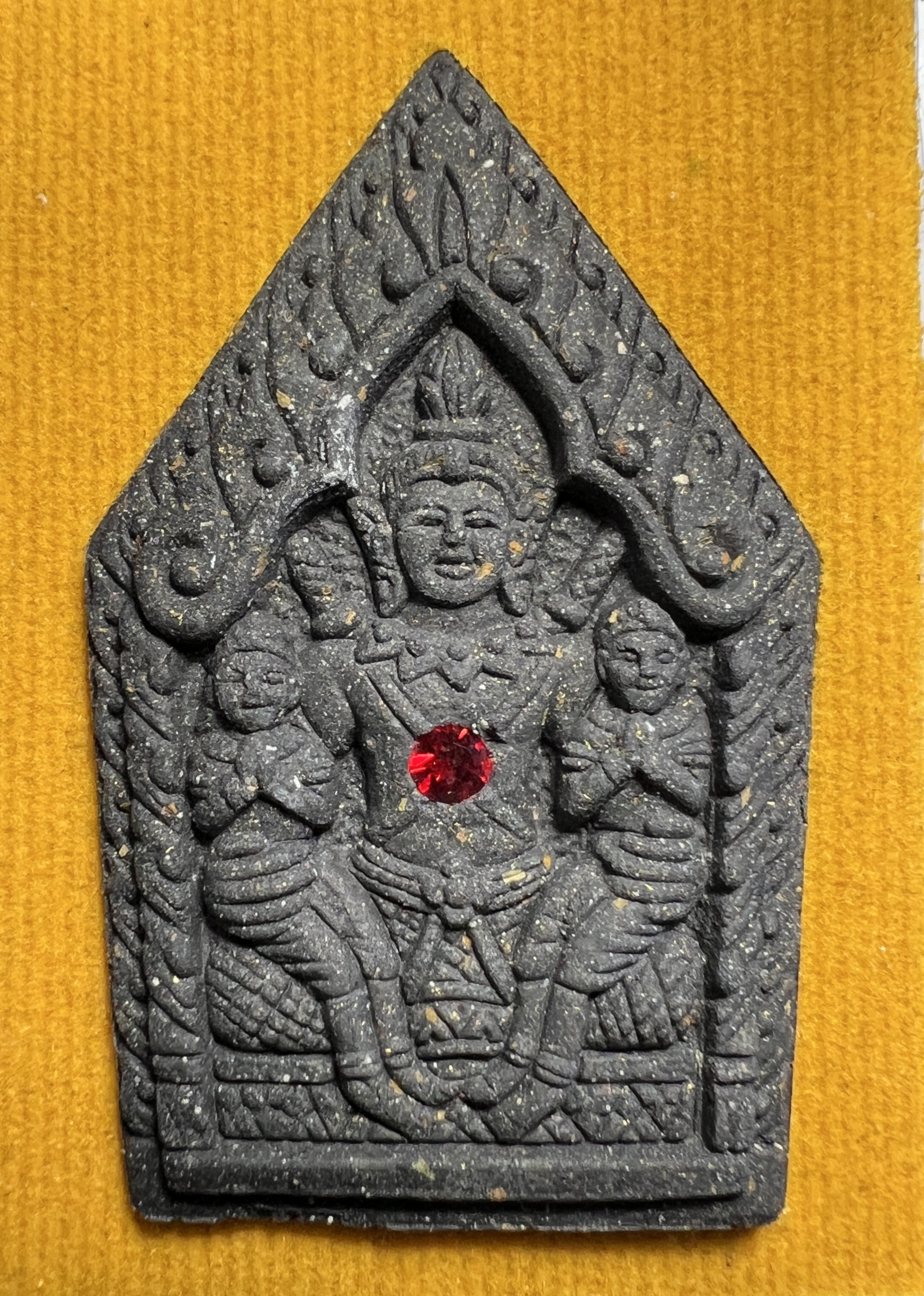 พระขุนแผนหลังงั่ง เนื้อว่านดำ Khunpaen backside Phor Ngang Black Herb powder SKU-02003