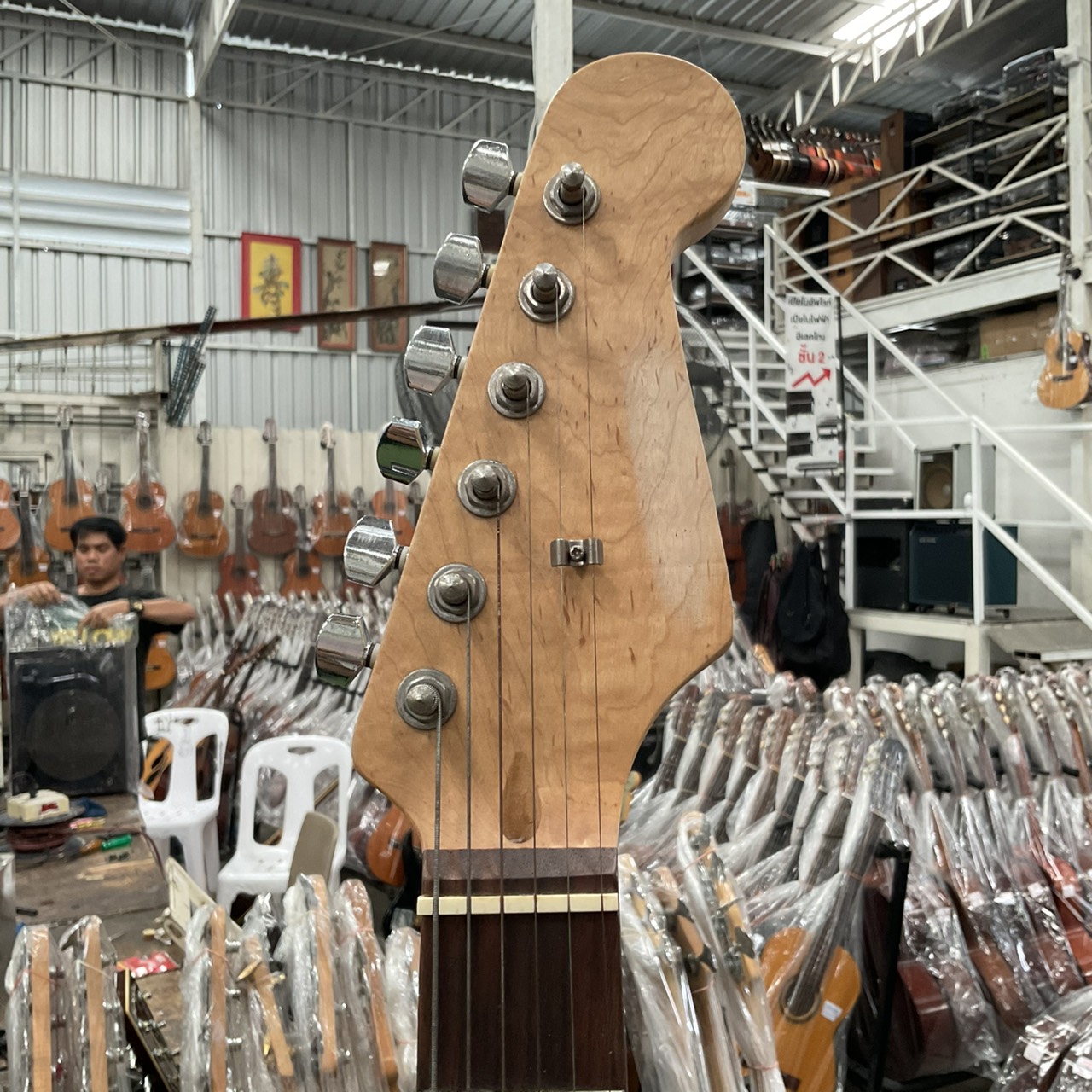 กีต้าร์ไฟฟ้า ยี่ห้อตามภาพ